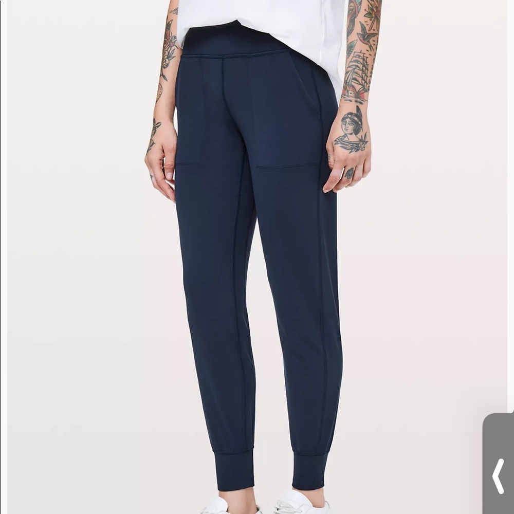 Lululemon Align Joggers in Navy - size 2